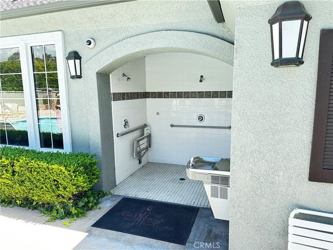 Showers at Pool | Image 10