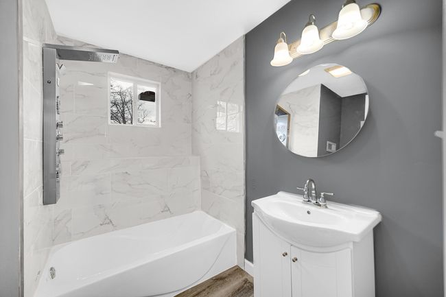 Suite B Full Bathroom | Image 18