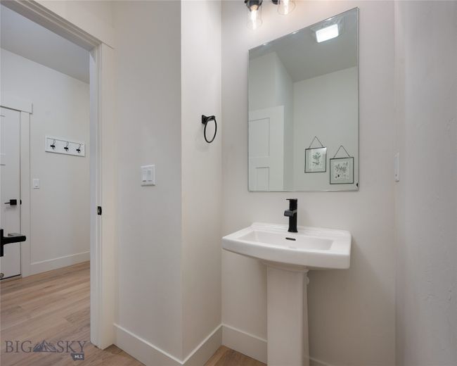 1/2 bathroom | Image 18