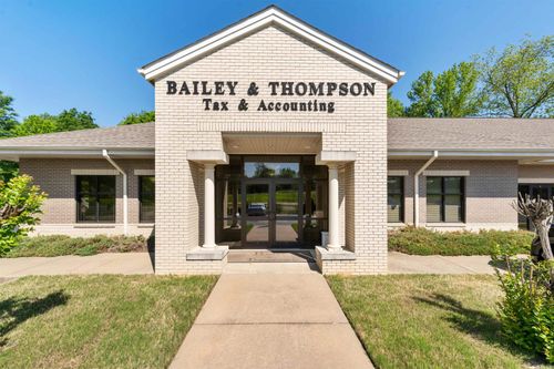 8124 Flintridge Rd, Little Rock, AR, 72210-4026 | Card Image