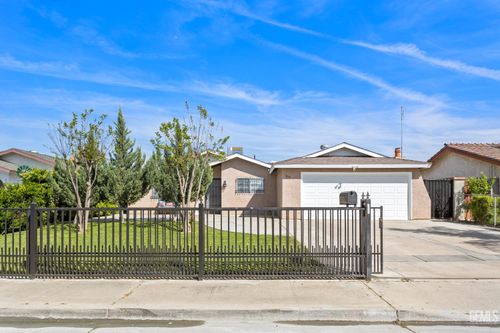 2214 Quincy St, Delano, CA, 93215-1226 | Card Image