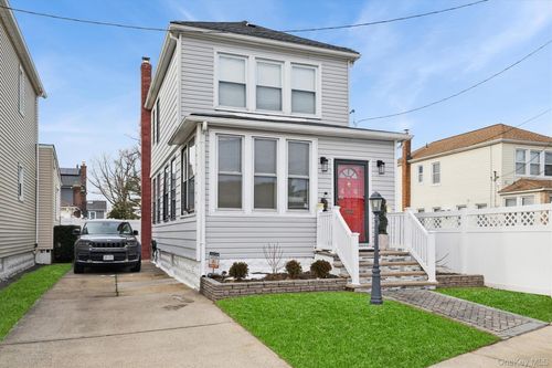 46 Benedict Ave, Valley Stream, NY, 11580-3815 | Card Image
