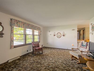 Sitting room with carpet | Image 2