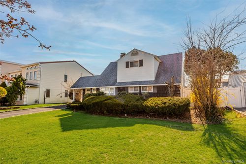 34 Link Ln, Hicksville, NY, 11801-6113 | Card Image