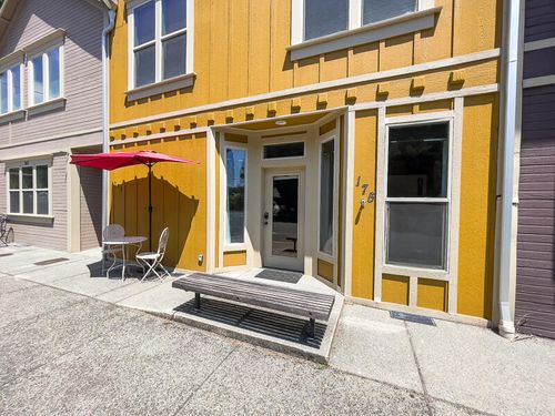175 E E St, Jacksonville, OR, 97530-9246 | Card Image