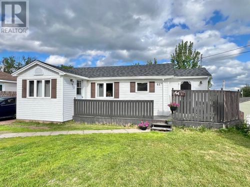44 King St, Grand Falls-Windsor, NL, A2B1H7 | Card Image
