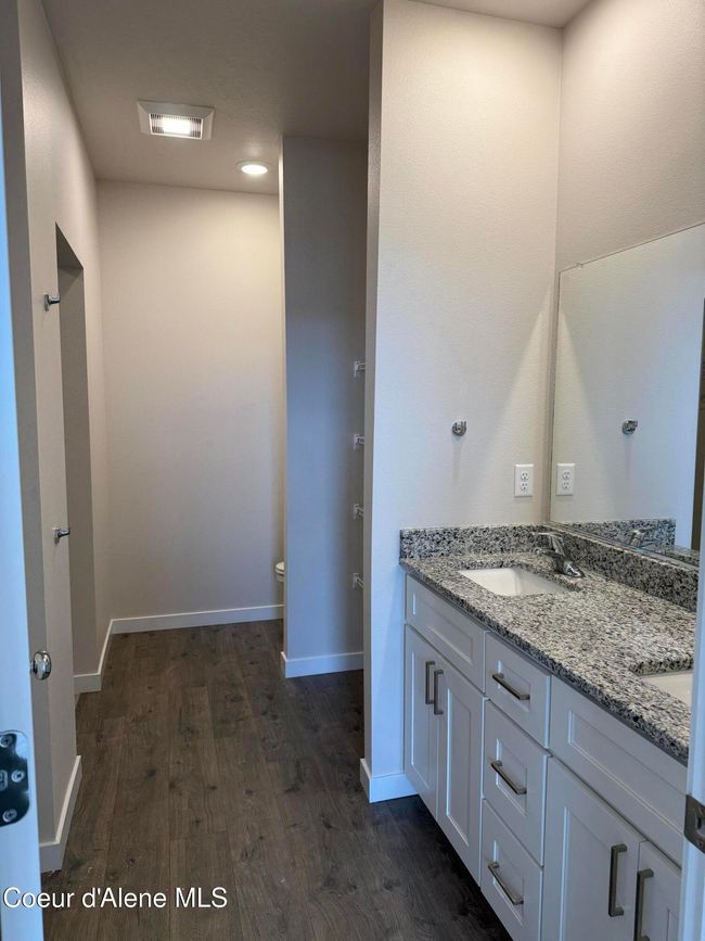 Primary Bathroom | Image 15