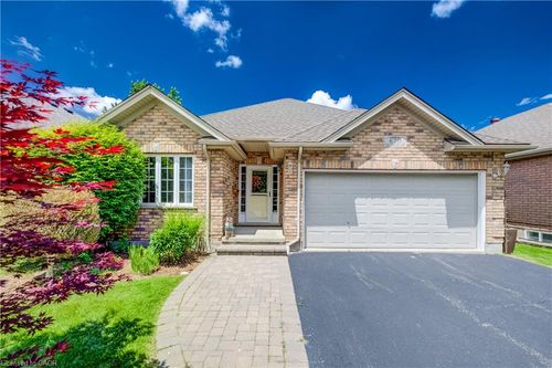 670 Salzburg Dr, Waterloo, ON, N2V2N8 | Card Image
