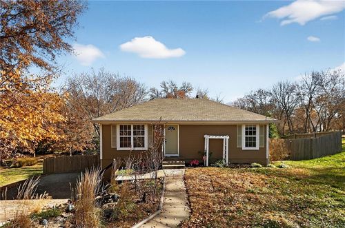 1813 N Jennings Rd, Independence, MO, 64058-1563 | Card Image