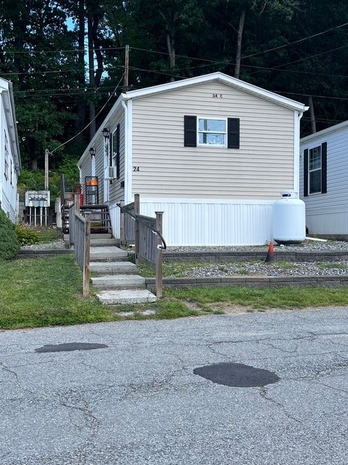24 Mustang Ave, Marlborough, MA, 01752-6433 | Card Image