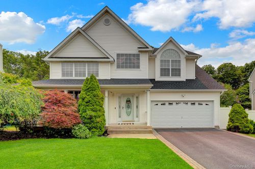 11 Scenicview Cres, Manorville, NY, 11949-2979 | Card Image