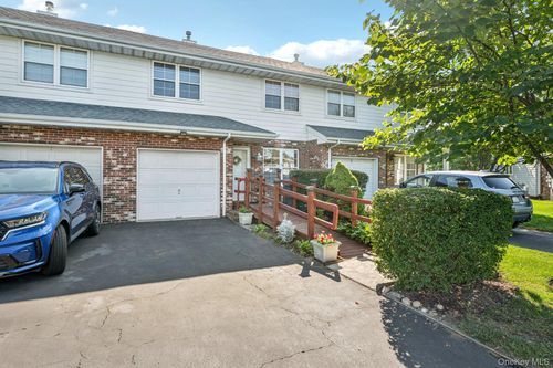 19 Broadlawn Dr, Central Islip, NY, 11722-4615 | Card Image