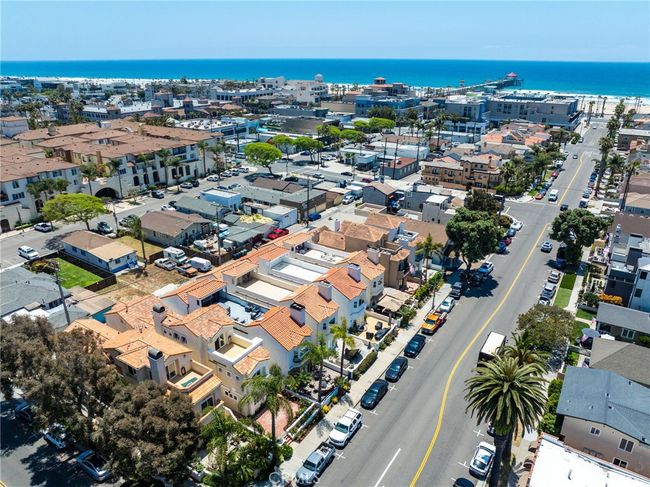 326 6 Th St, House other with 4 bedrooms, 5 bathrooms and 2 parking in Huntington Beach CA | Image 60