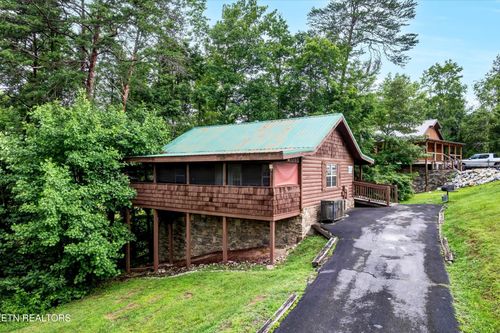 2015 Piney Overlook Ln, Sevierville, TN, 37862-7435 | Card Image