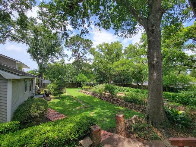 Front outdoor yard access from the 2- 1 bedroom suites/apartments | Image 40