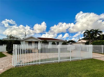 7601 Sw 16th Ter, House other with 3 bedrooms, 3 bathrooms and null parking in Miami FL | Image 3