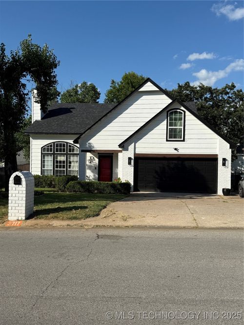 3717 S Rolling Oaks Dr, Tulsa, OK, 74107-4864 | Card Image
