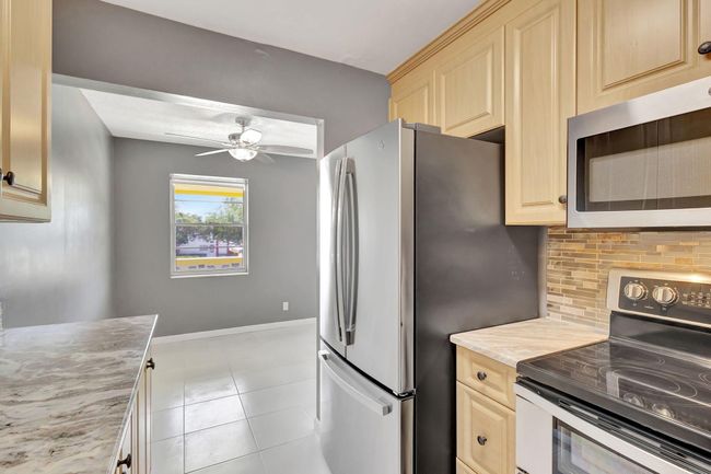 110 Sheffield E, Condo with 2 bedrooms, 2 bathrooms and null parking in West Palm Beach FL | Image 6