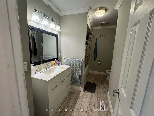 UPPER - 8 Pluto Dr, House attached with 3 bedrooms, 1 bathrooms and 2 parking in Brampton ON | Image 15