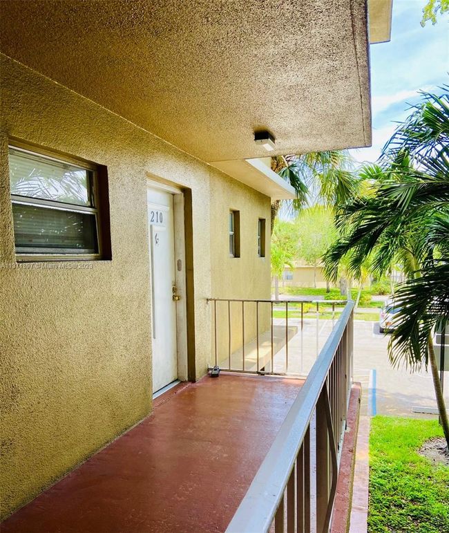 APT-210 - 4205 N University Dr, Condo with 1 bedrooms, 2 bathrooms and null parking in Sunrise FL | Image 8