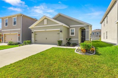 8204 Pelican Reed Circle, House other with 3 bedrooms, 2 bathrooms and null parking in Wesley Chapel FL | Image 3