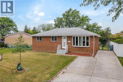 5210 Queen Elizabeth Dr, Windsor, ON, N8T1N3 | Card Image