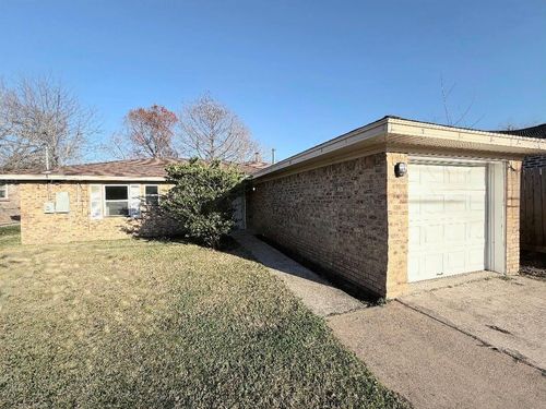 214 S Texas St, Texas City, TX, 77591-3850 | Card Image