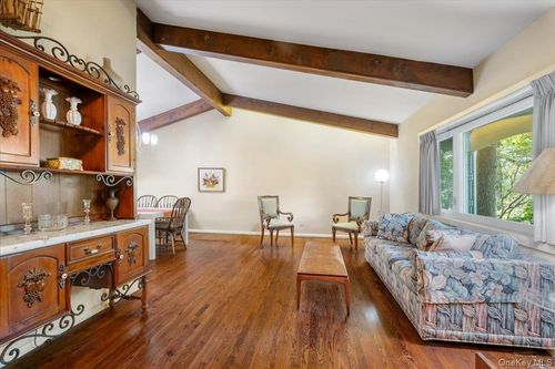 25 Wood Hollow Ln, New Rochelle, NY, 10804-3419 | Card Image