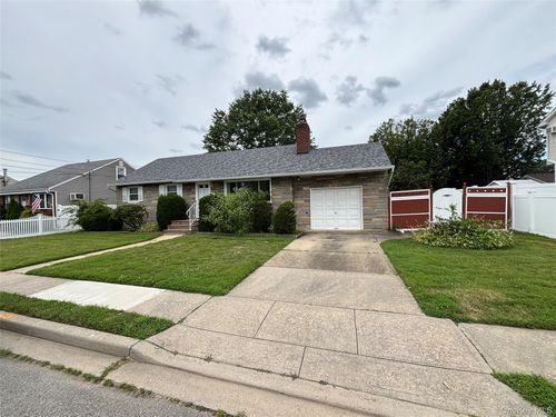 235 10th St, Bethpage, NY, 11714-1701 | Card Image