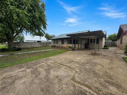 1809 N Oregon Ave, Mangum, OK, 73554-1433 | Card Image