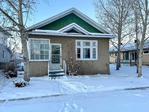 106 4 Avenue E, Home with 2 bedrooms, 1 bathrooms and 3 parking in Hanna AB | Card Image
