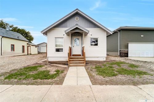 207 5th Ave E, Biggar, SK, S0K0M0 | Card Image