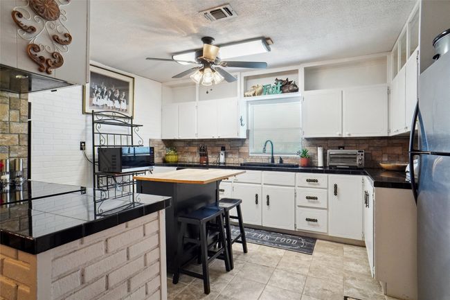 1860 Old Base Rd, House other with 3 bedrooms, 4 bathrooms and null parking in Aurora TX | Image 5