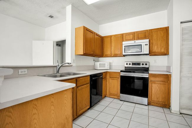 1981 - 1981 Sw 103 Rd Ter, Townhouse with 3 bedrooms, 3 bathrooms and null parking in Miramar FL | Image 7