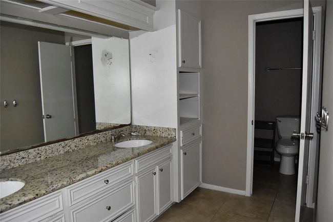 double sinks in the full bath upstairs | Image 26