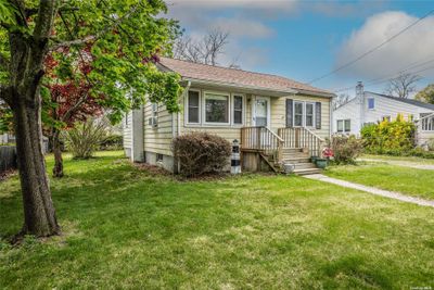 18 Wenman Avenue, House other with 2 bedrooms, 1 bathrooms and null parking in Bay Shore NY | Image 2