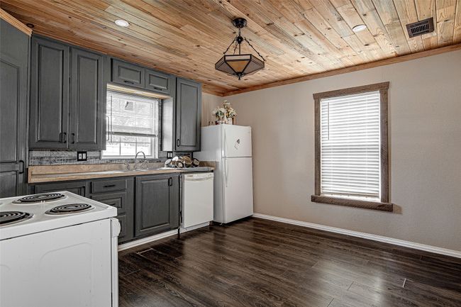 Secondary house - full kitchen with space for a dining table | Image 32