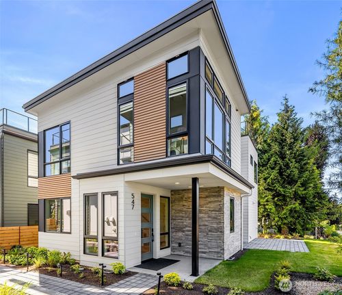 547 16th Ave W, Kirkland, WA, 98033-4826 | Card Image