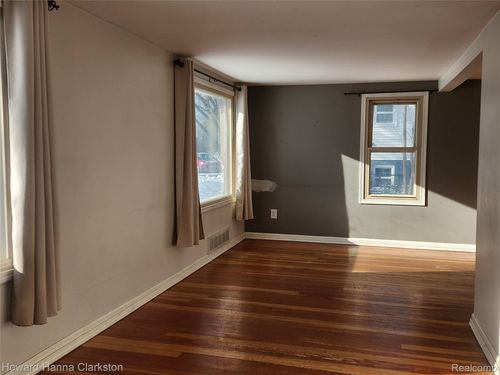 5748 Graves St, Waterford, MI, 48327-1907 | Card Image