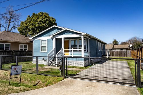 1737 Airline Dr, Houston, TX, 77009-3609 | Card Image