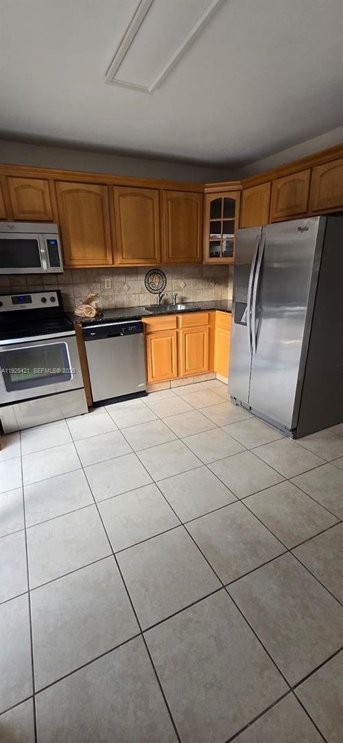 apt-303-560 Nw 82nd Pl, Miami, FL, 33126-3953 | Card Image