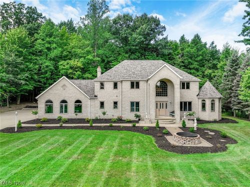 8190 Mount Royal Dr, Concord Twp, OH, 44077-9105 | Card Image