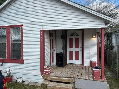 531 W Avenue E, Robstown, TX, 78380-2962 | Card Image