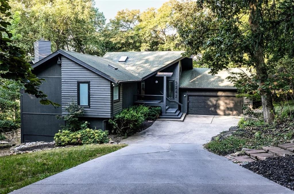 Bluff Dr, Parkville, MO 64152