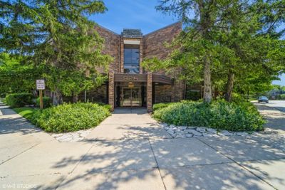 110 - 925 Spring Hill Drive, Condo with 2 bedrooms, 2 bathrooms and 1 parking in Northbrook IL | Image 1