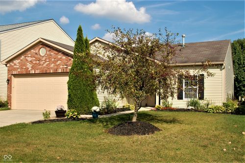 8348 S Swimming Hole Ln, Pendleton, IN, 46064-9258 | Card Image