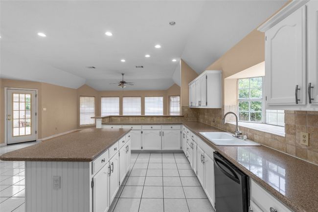 Plenty of counter space | Image 16