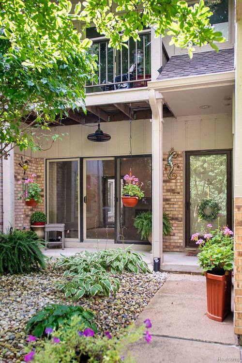 29256 Laurel Dr, Farmington, MI, 48331 | Card Image