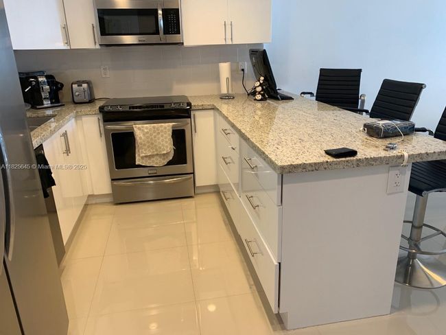 APT-805 - 19390 Collins Ave, Condo with 1 bedrooms, 2 bathrooms and null parking in Sunny Isles Beach FL | Image 6