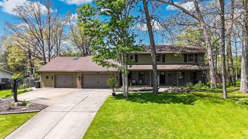8209 Manor Dr, Fort Wayne, IN, 46825-2815 | Card Image